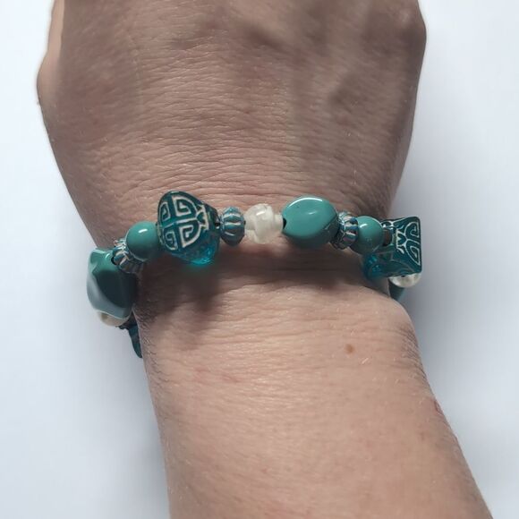 30 Blue and Clear Beaded Bracelet - Picture 3 of 4